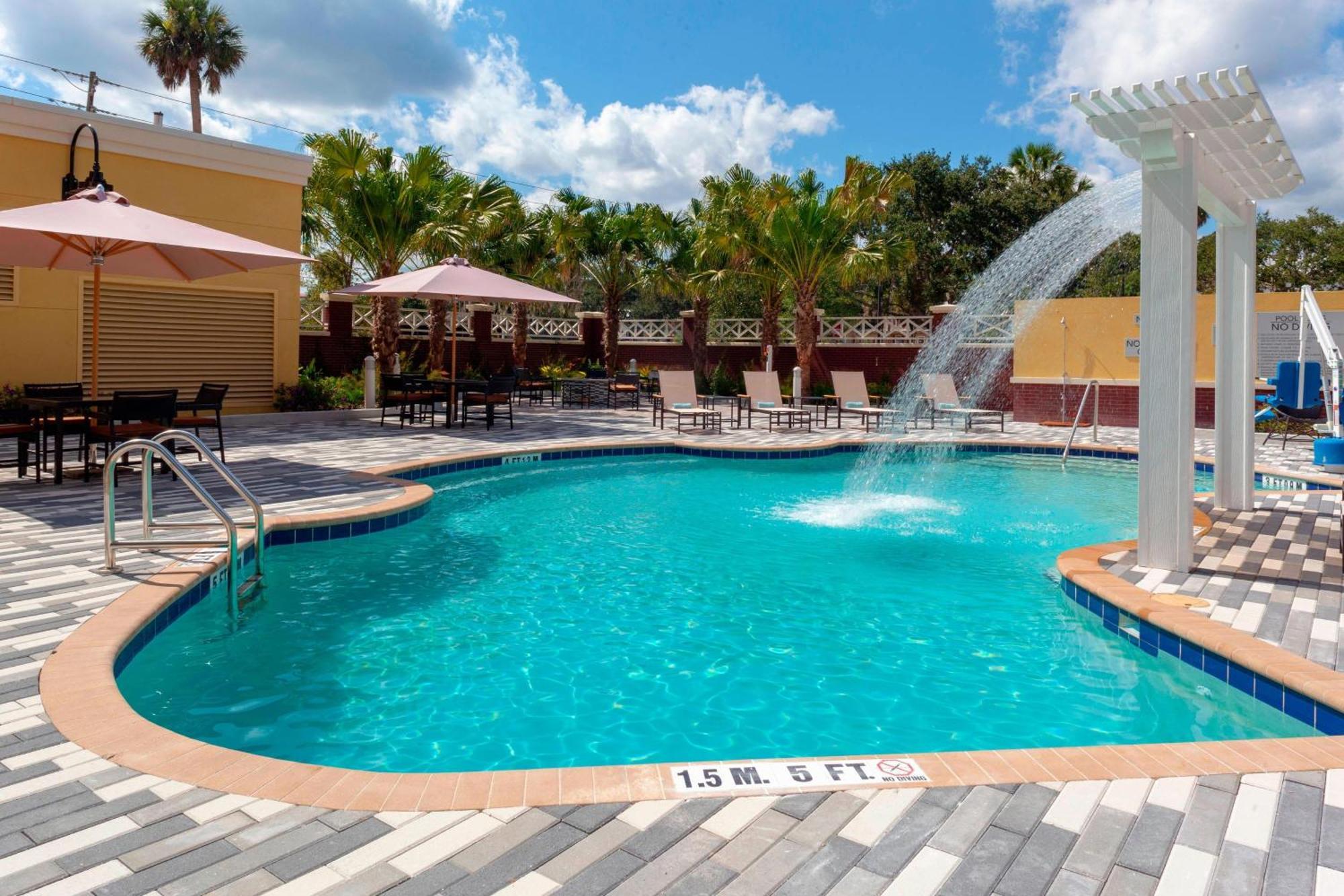 Courtyard By Marriott Deland Historic Downtown Hotel Bagian luar foto